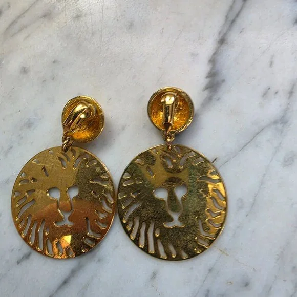 Vintage Anne Klein Lion Medallion Clip On Earrings Gold Tone Statement - Picture 3 of 3